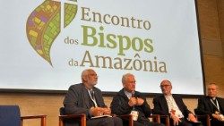 il cardinale Czerny (secondo da destra) tra i presuli intervenuti alla sessione inaugurale del primo incontro dei vescovi della CEAMA. Al microfono, il vicepresidente cardinale Leonardo Ulrich Steiner
