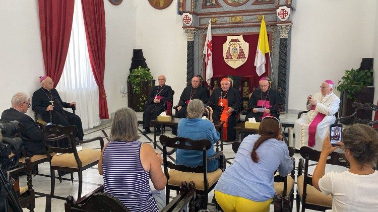 A coletiva de imprensa com o cardeal Jean-Marc Aveline