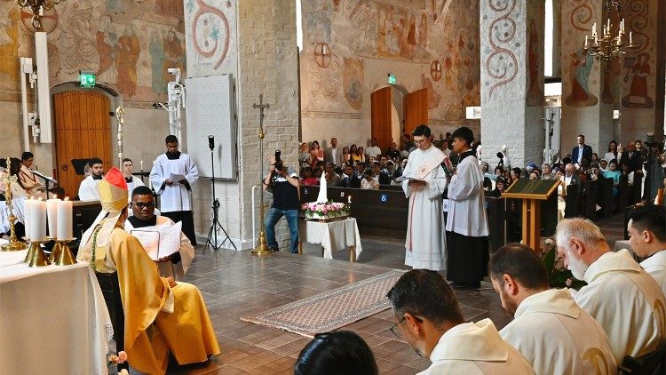 Samalla piispa Raimo Goyarrola vihki diakoni Chien Nguyenin papiksi.