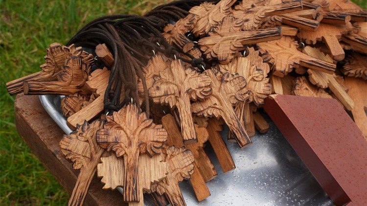 Cruzes amazônicas elaboradas pelo artesão boliviano José Dorado.