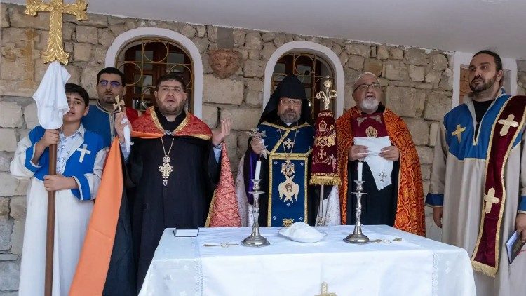 2025.08.22 Patriarca Sahag Mashalian visita il villaggio armeno Vakef