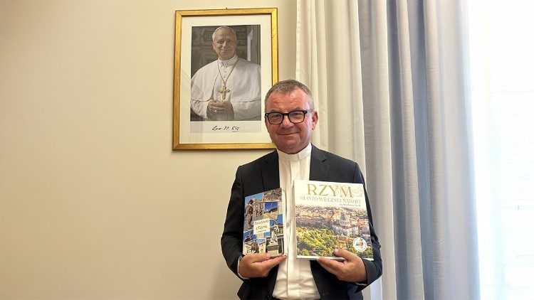 Ks. Waldemar Turek z albumem "Rzym. miasto wiecznej nadziei" oraz książką "Pocztówki z Rzymu"