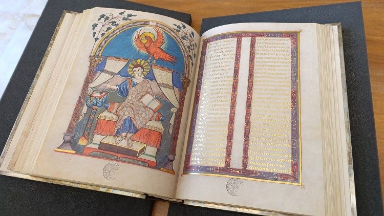 Ein Blick in ein Faksimile des Lorscher Evangeliars