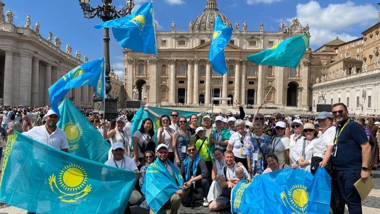 Казахстанские паломники на площади Св. Петра (Ватикан, 24 августа 2025 г.)