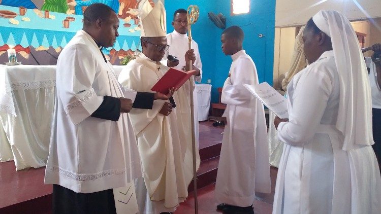 Arcebispo de Nampula, D. Inácio Saúre, na Profissão perpétua da Ir Ana Maria Caetano Mutita, FCIM
