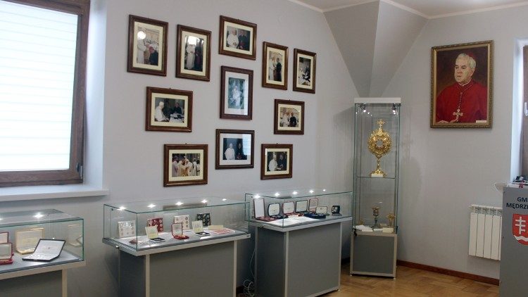 Wystawa poświęcona abp. Zygmuntowi Zimowskiemu w Kupieninie (RDN Małopolska)