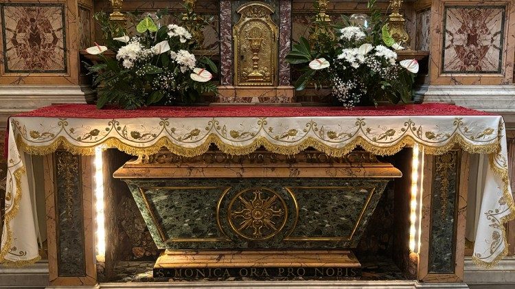 Trumna ze szczątkami świętej Moniki. Fot. Wojciech Rogacin