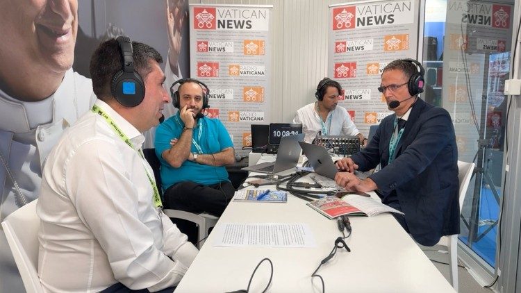 Davide Prosperi, presidente Fraternità di Comunione e Liberazione, nello studio dei media vaticani al Meeting di Rimini 2025