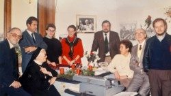 Rohrmann (Bildmitte, mit Krawatte unter dem Bild Johannes Pauls II.) 1989 in der deutschen Redaktion; ganz links P. Eberhard v. Gemmingen SJ