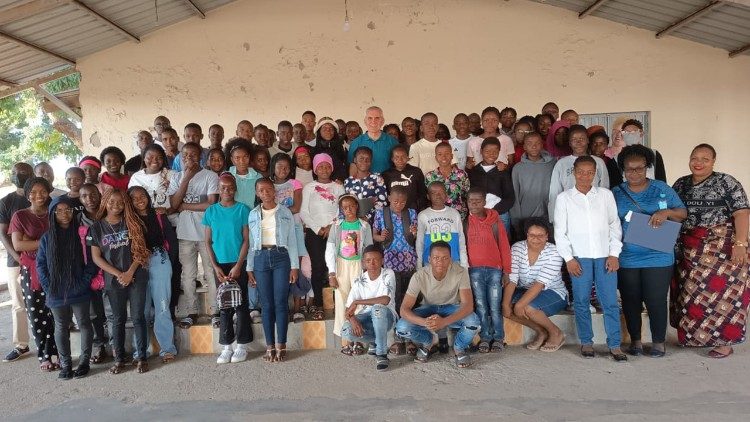 Padre Antônio Perreta com os jovens das catequeses da Casa da Misericórdia
