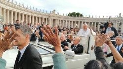 Papa Francisco na Praça de S. Pedro, no fim da manhã de Páscoa de 2025