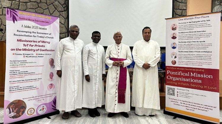 இரக்கத்தின் தூதுவர்களுடன் பேராயர் அந்தோணிசாமி சவரிமுத்து 