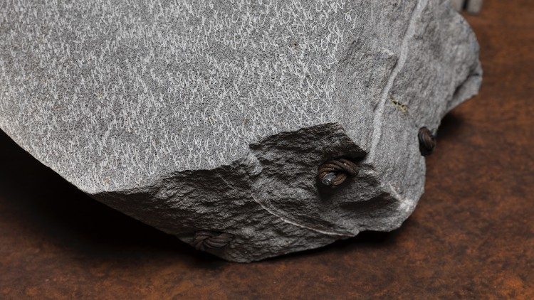 La soglia &egrave; la sorgente, 2018  Basalto grigio, cavi acciaio – installazione a nove elementi; H 64,5 x 50 cm - H 6,5 x 5,5 cm.  Foto Nicola Gnesi