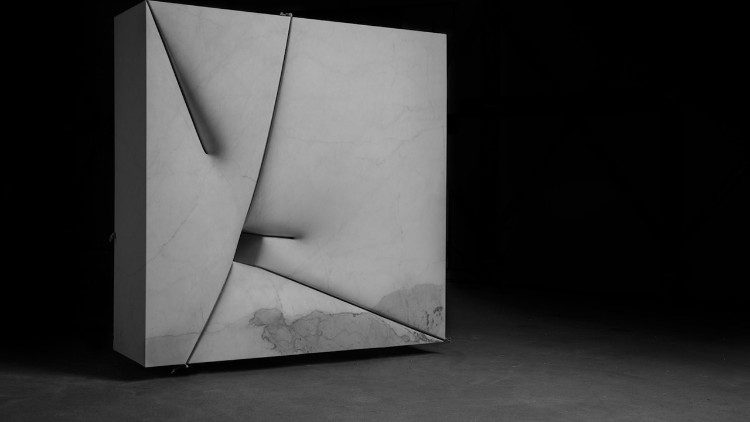 La materialit&agrave; dell’Invisibile, 2014 Marmo bianco statuario, cavi acciaio inox, H 160 x 160 x 51 cm.  Foto Nicola Gnesi