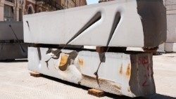 Legami #42, #43, 2023  Quarzite indiano, acciaio, cavi acciaio inox - installazione a due elementi; H 130 x 362 x 55 cm, H 131 x 349 x 65 cm.  Foto Nicola Gnesi