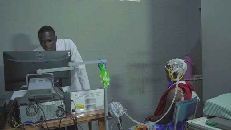 A Mbeya, in Tanzania, un bambino con epilessia effettua per la prima volta un esame con elettroencefalo