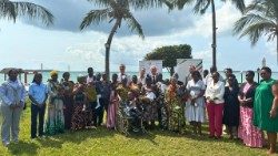 2025.08.27  A Dar es Salaam, in Tanzania, in posa insieme con le mamme