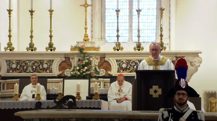 En la Basílica de Santa María de Collemaggio, en L'Aquila, la Santa Misa presidida por el Cardenal Pietro Parolin