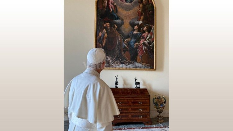 Papa Leão XIV diante do quadro da Santíssima Trindade dos Santos, visão de Santo Agostinho, de Antonio Maraini, 1600.