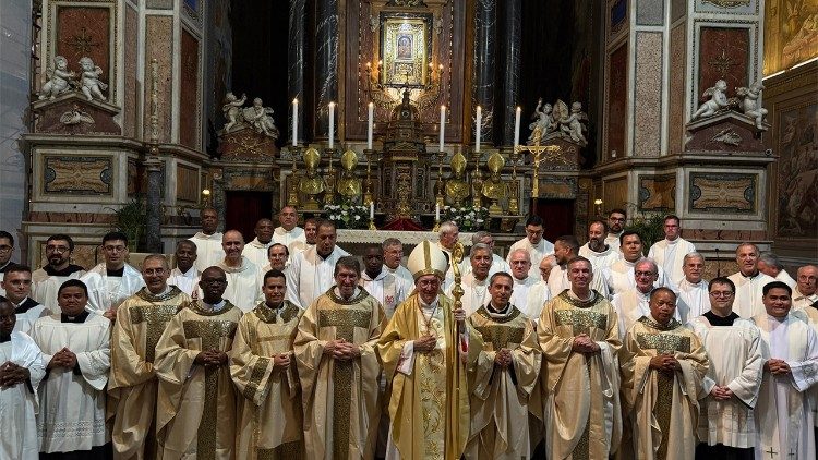 Il cardinale Parolin con i concelebranti
