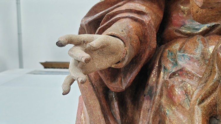 Detalhe da mão da Virgem de Monstserrat