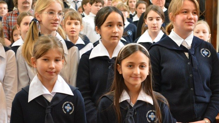 U progu nowego roku szkolnego Kościół przypomina, że przyszłość społeczeństw nie zależy od rozwoju technologii i algorytmów, lecz od tego, jakie wartości przekażemy dzieciom i młodzieży