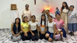 பெரு நாட்டு மக்களுடன் அருள்சகோதரி ஹில்டா மேரி பெர்னத் (இடப்புறம் நிற்பவர்)  