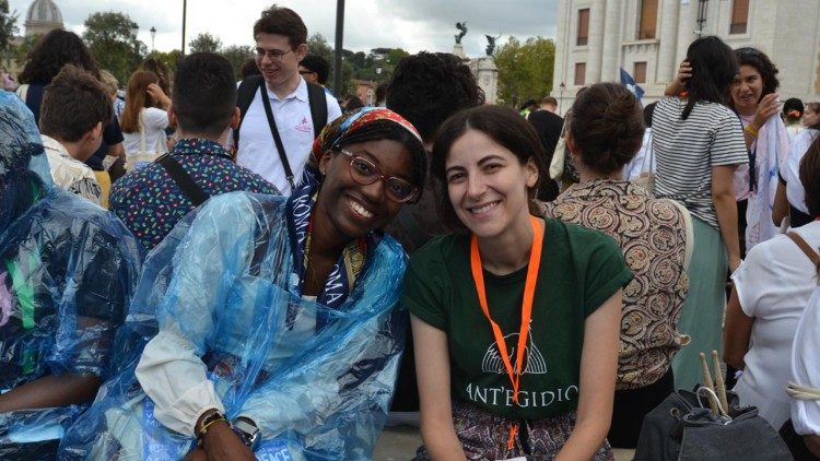 Dos jóvenes participantes en la Amistad Global Esperanza de Paz de la Comunidad de Sant'Egidio