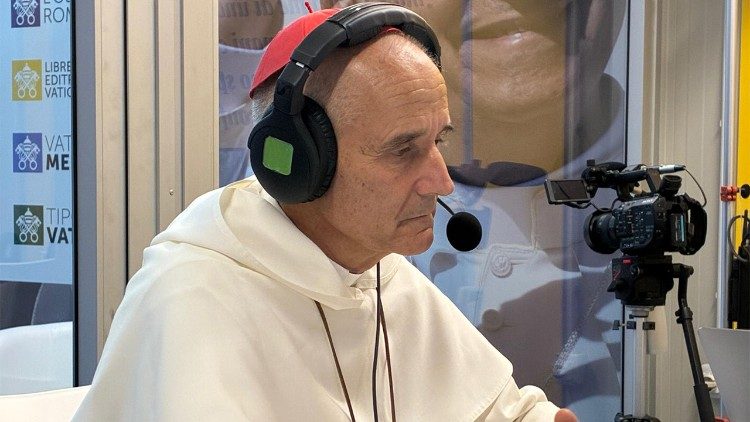 Il cardinale Jean-Paul Vesco, arcivescovo di Algeri, nello studio dei media vaticani per il Meeting di Rimini 2025