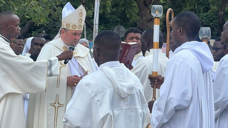 Abp Dubiel podczas posługi w Afryce