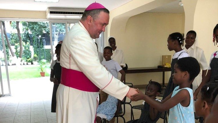 Abp Dubiel z afrykańskimi dziećmi