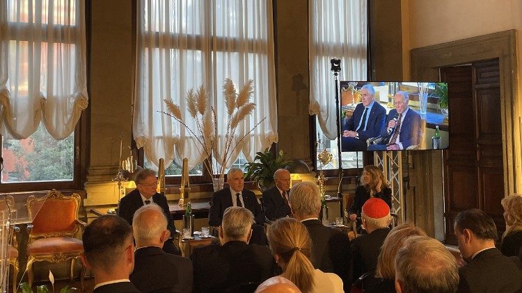 Um momento do encontro na Embaixada da Itália junto à Santa Sé