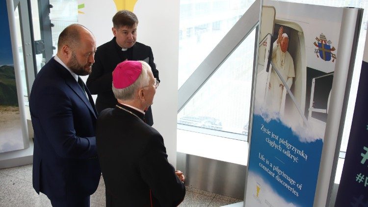 Abp Marek Jędraszewski ogląda wystawę na krakowskim lotnisku
