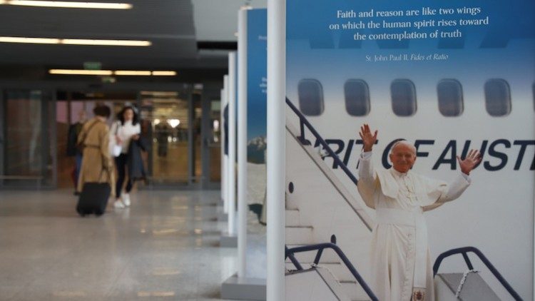 Wystawa o św. Janie Pawle II na lotnisku Kraków Airport