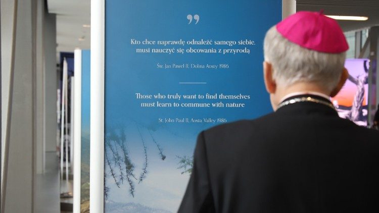 Abp Marek Jędraszewski ogląda wystawę na krakowskim lotnisku