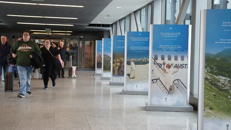 Wystawa o św. Janie Pawle II na lotnisku Kraków Airport