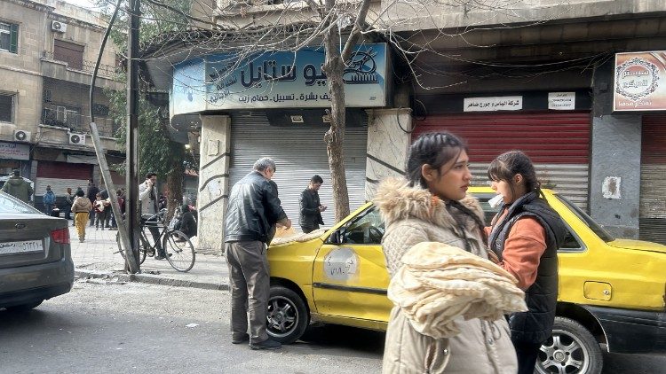 Venditrice ambulante di pane a Damasco