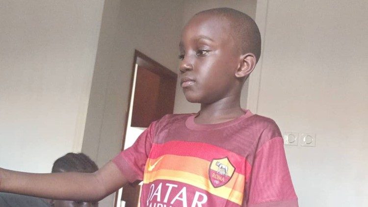 Yada, 9 ans enfant autiste non-verbal au Cameroun.