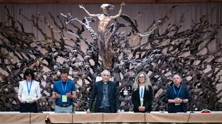 Il cardinale Zuppi in Aula Paolo VI insieme a don Claudio Burgio, Laura Lucchin, Giorgio Marta Scarpioni