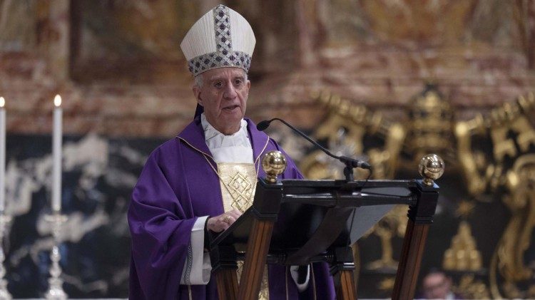 Арцыбіскуп Фізікела падчас Імшы для ўдзельнікаў сінадальнага сходу Касцёла ў Італіі