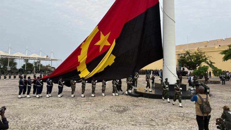Bandeira e monumento à independência de Angola