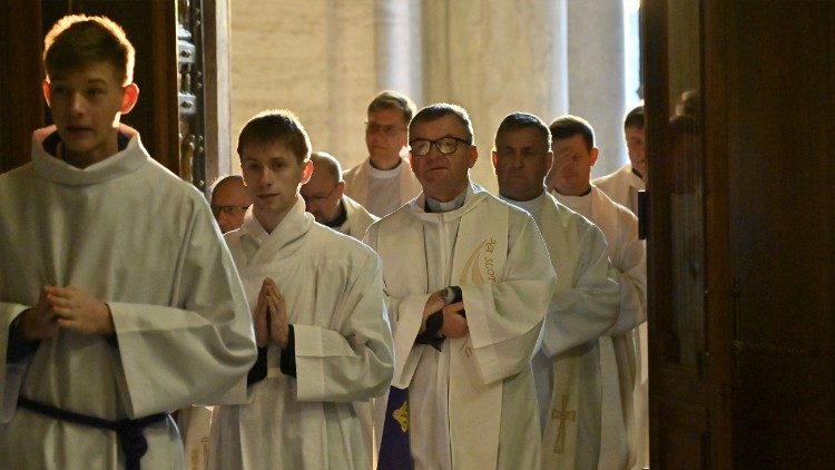 2025.04.03 Msza św. przy grobie św. Jana Pawła II (fot. ks. Marek Weresa)