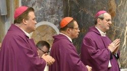 2025.04.03 Msza św. przy grobie św. Jana Pawła II (fot. ks. Marek Weresa)