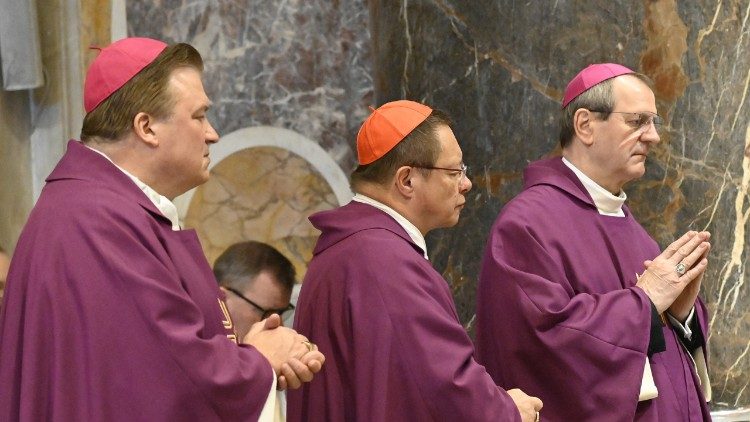 2025.04.03 Msza św. przy grobie św. Jana Pawła II (fot. ks. Marek Weresa)