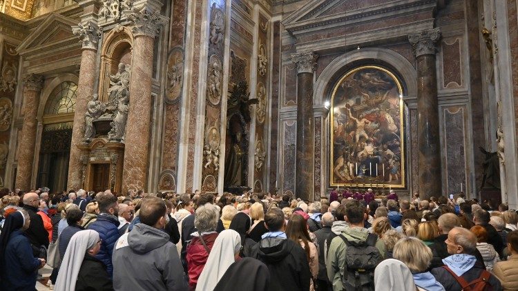 2025.04.03 Msza św. przy grobie św. Jana Pawła II (fot. ks. Marek Weresa)