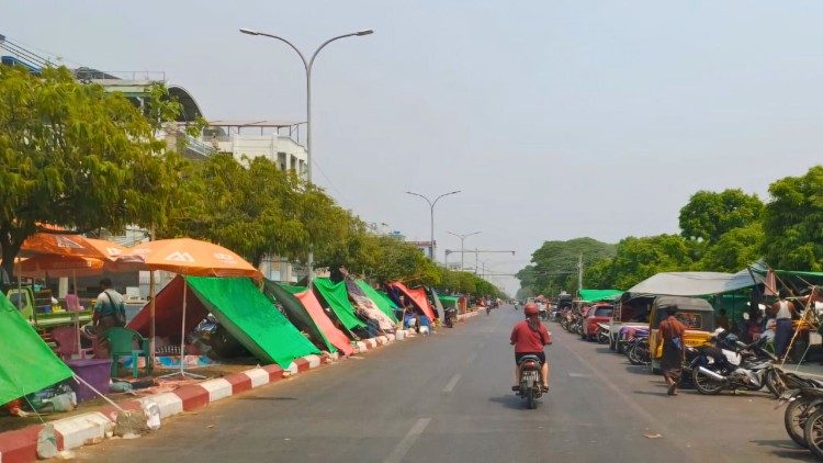 Makeshift shelters line a main road in Mandalay, Myanmar, as residents sleep outdoors following a powerful earthquake that left thousands dead and many more displaced. Fearful of aftershocks, families have set up tents and temporary camps along sidewalks and roadsides. Photo: