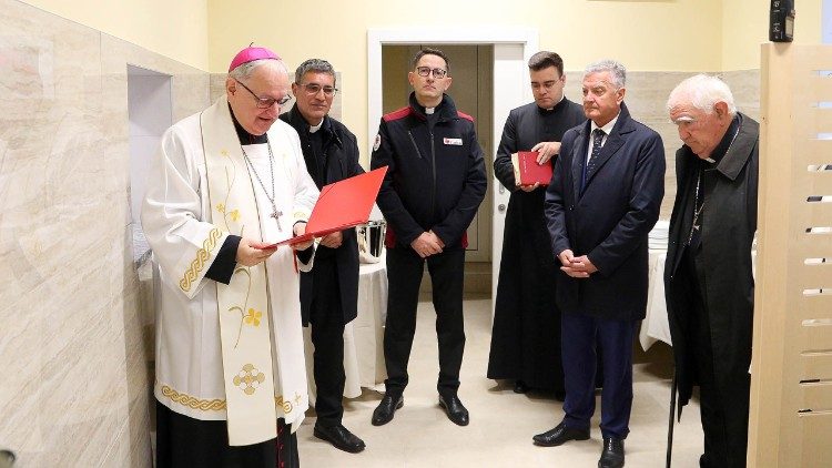 Biskup Tomislav Rogić blagoslivlja obnovljenu Pučku kuhinju Caritasa Šibenske biskupije