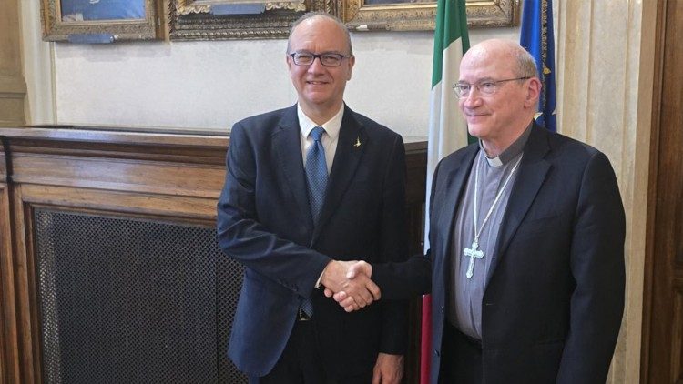 Da sinistra, il ministro Valditara e l'arcivescovo Redaelli
