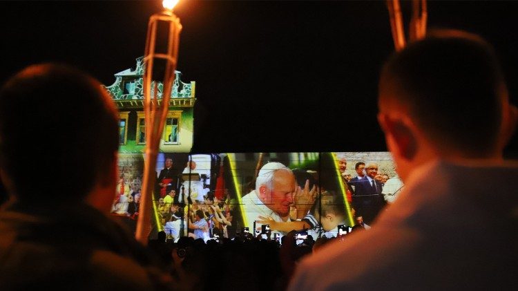 2025.04.03 Młodzieżowe czuwanie pod oknem papieskim w Krakowie