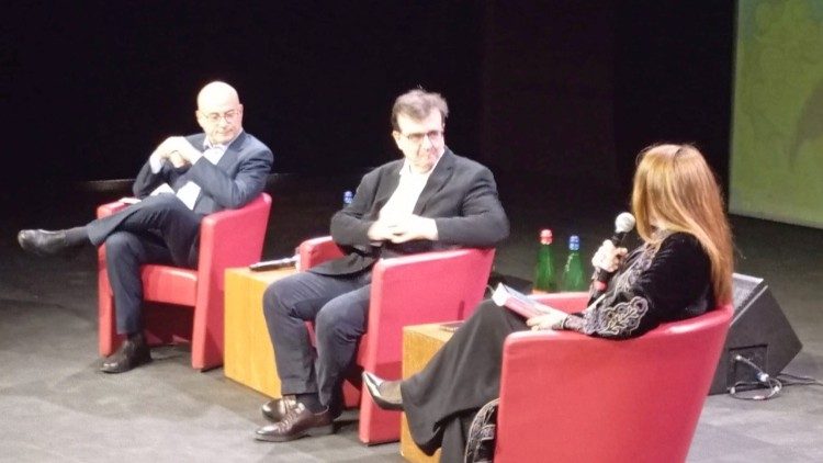 O escritor Javier Cercas ao centro